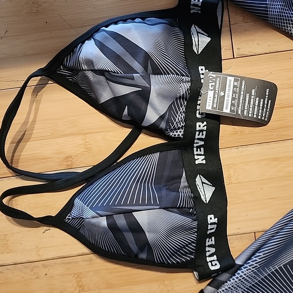 Activewear / workout set - Picture 3 of 4